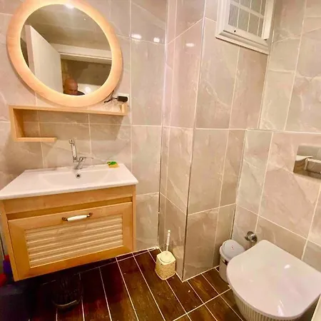 Licensed ,jazzy Class 3 Bedrooms Homes 100mb Wi-fi Apartment